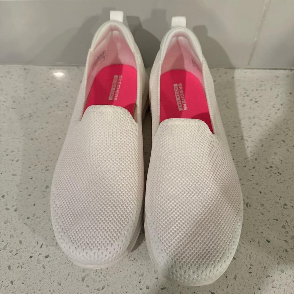 Skechers Goga Max White Slip On Tennis Shoe SIZE 8